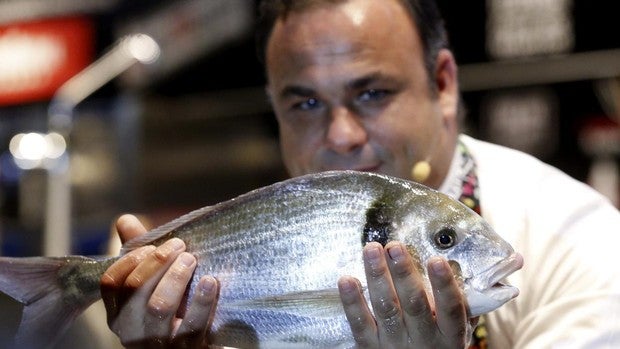 El chef Ángel León saca del mar un plato de palomitas