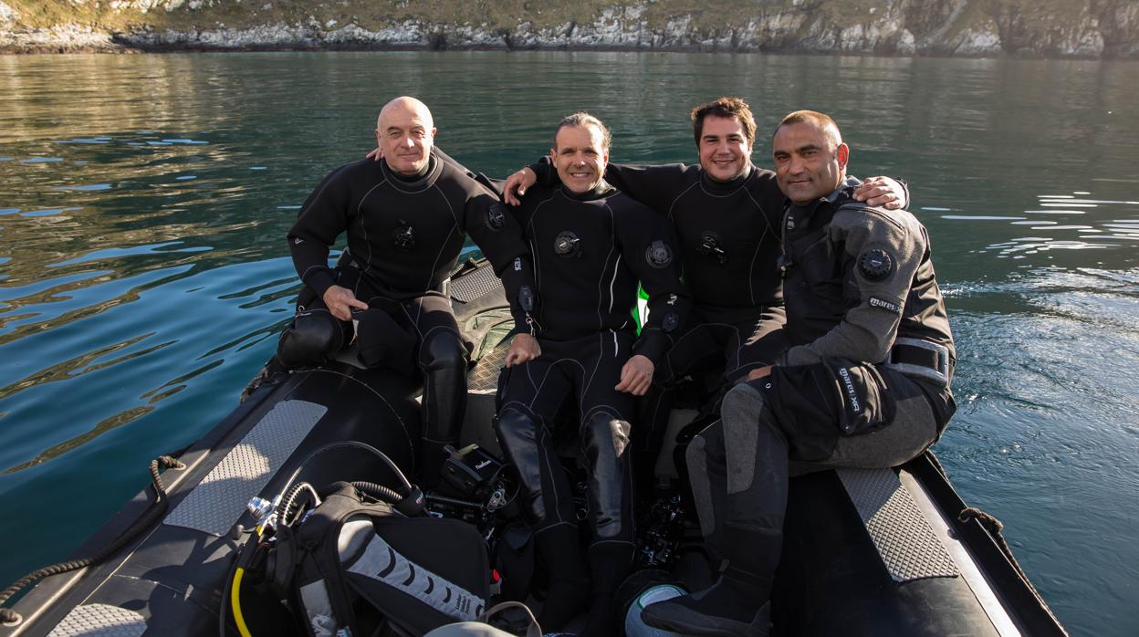 De izquierda a derecha Manu San Felix, Enric Sala y dos biólogos del proyecto Pristine Seas