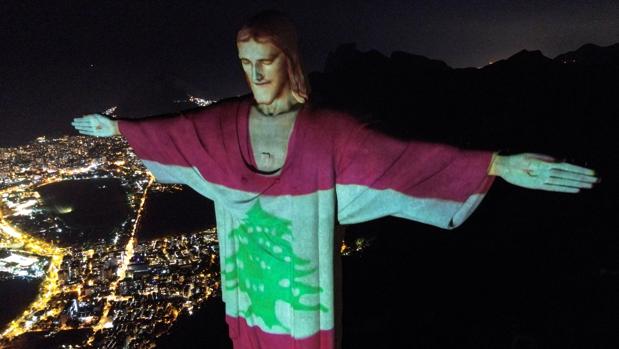 El Cristo Redentor de Río de Janeiro se ilumina con la bandera de Líbano en solidaridad con Beirut