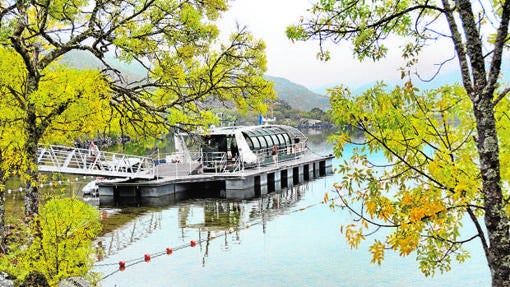 Este barco ecológico realiza un crucero medioambiental por el lago de Sanabria