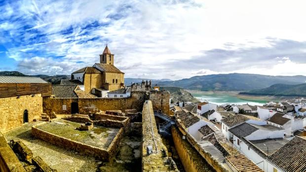 El pueblo de Iznájar, historia y leyenda alrededor de su castillo