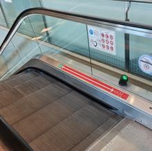 Señalización de la distancia en las escaleras del aeropuerto de Roma