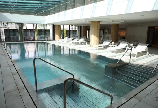 El hotel cuenta con el spa más grande de la ciudad con más de 1.400 metros cuadrados, donde se encuentra una piscina cubierta y un solárium