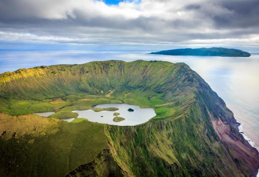 Isla de Corvo, con su espectacular cráter en el centro