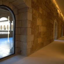 Pasillo del Parador con vistas al claustro