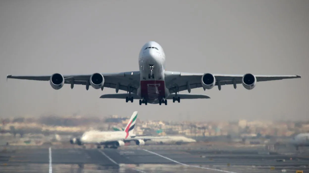 Un Airbus 380 de Emirates en el aeropuerto de Dubái