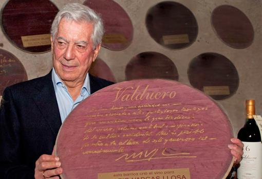 El escritor Mario Vargas Llosa, durante su visita a la bodega