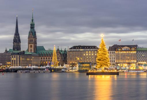 Vista del paseo urbano Jungfernstieg en Hamburgo desde el lago Alster