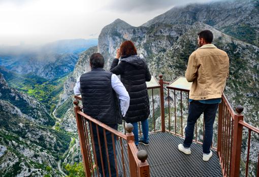 Balcón voladizo del Mirador de Santa Catalina