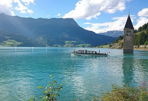 El inconfundible campanario que sobresale en el lago Resia