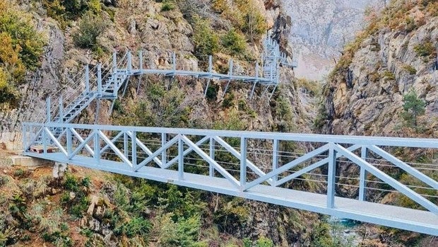 Una nueva y espectacular pasarela elevada cambia el paisaje de Panticosa