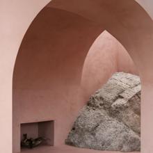 Una roca junto a la chimenea en la Pink House