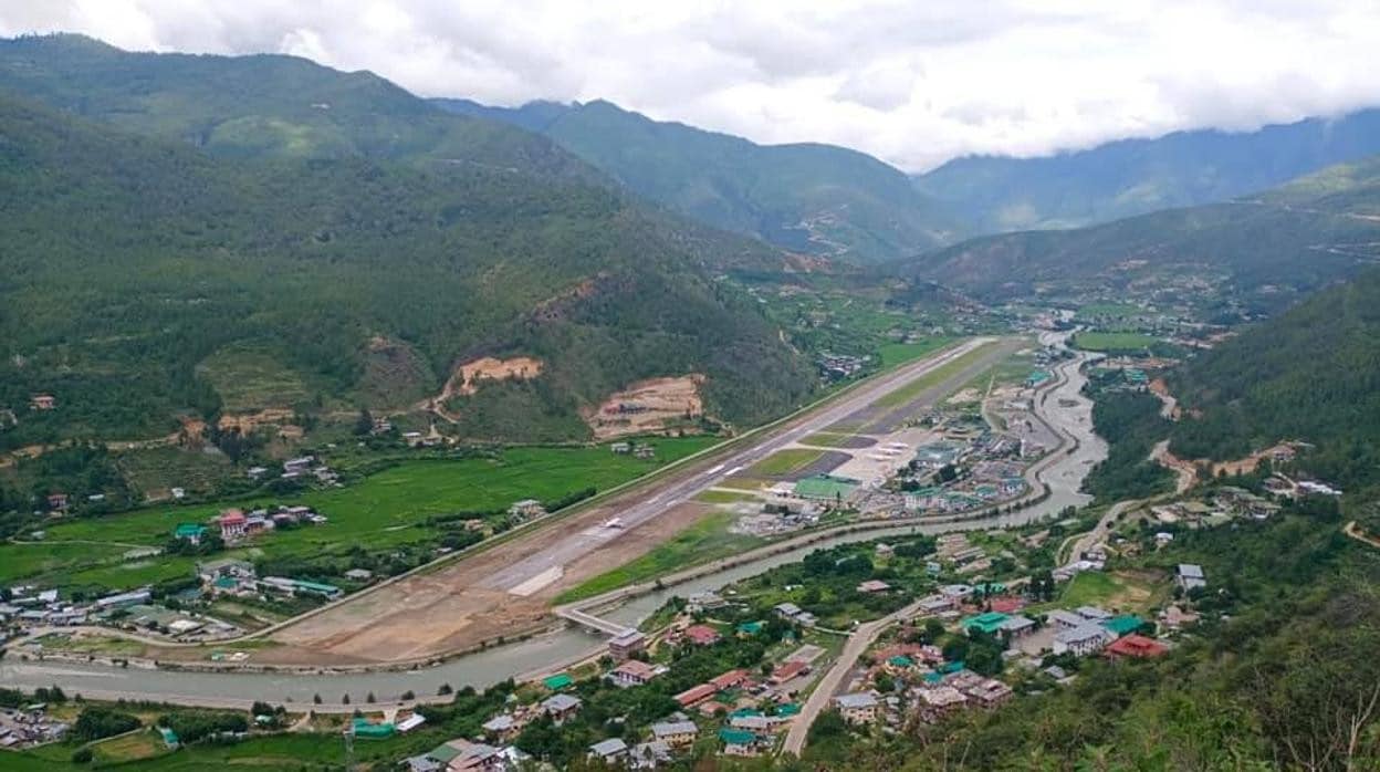 Pista del aeropuerto de Paro, en Bután