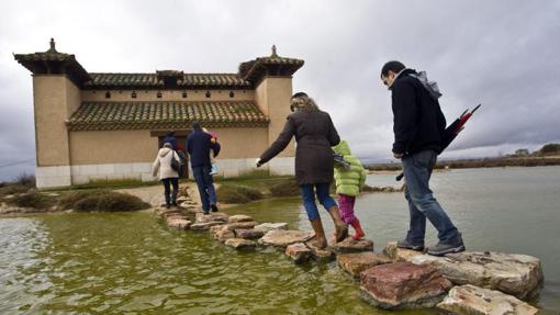 Un grupo de turistas abandona uno de los observatorios de aves en una de las lagunas de Villafáfila