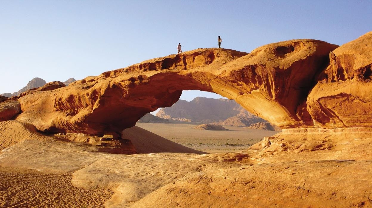 Puente de piedra en el desierto rojo de aadi Rum, en Jordania