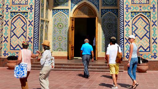 Turistas en el Observatorio de Ulugh Beg de Samarcanda