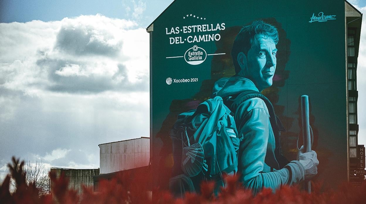 Antón Pombo, uno de los protagonistas de los murales realizados por el artista Mon Devane que iluminan siete etapas del Camino de Santiago