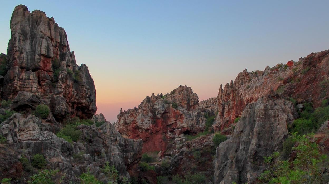 El Monumento Natural Cerro del Hierro está a medio camino entre Constantina y San Nicolás del Puerto