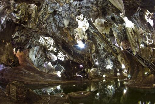 La Gruta de las Maravillas es una cavidad descubierta a finales del siglo XIX en el subsuelo del cerro del Castillo de Aracena (Huelva)