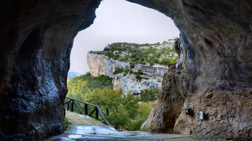 Entrada a las cuevas por la Dolina de Palomera