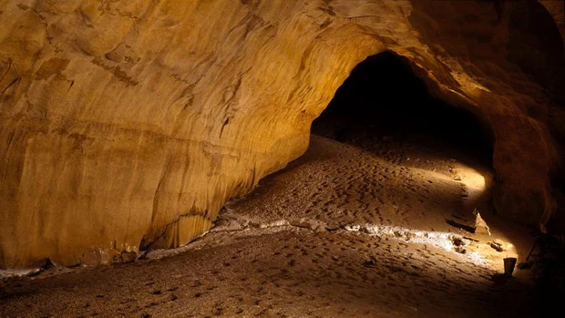 La cueva con huellas frescas de pies humanos de hace 4.600 años