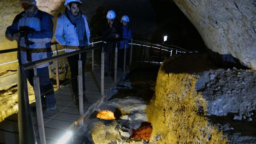 Los turistas transitan sobre pasillos de madera