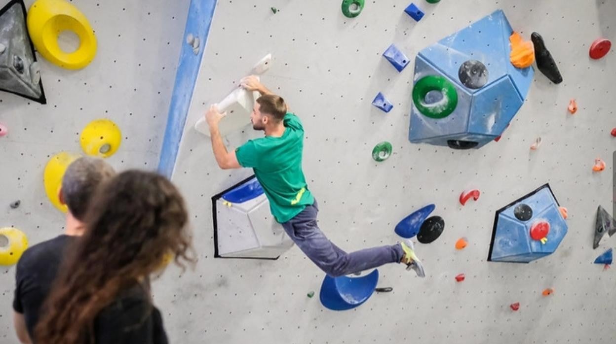 Escalada en las instalaciones del centro Rock and Wall Climbing