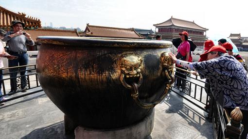 Vasija de bronce que contenía agua para apagar incendios