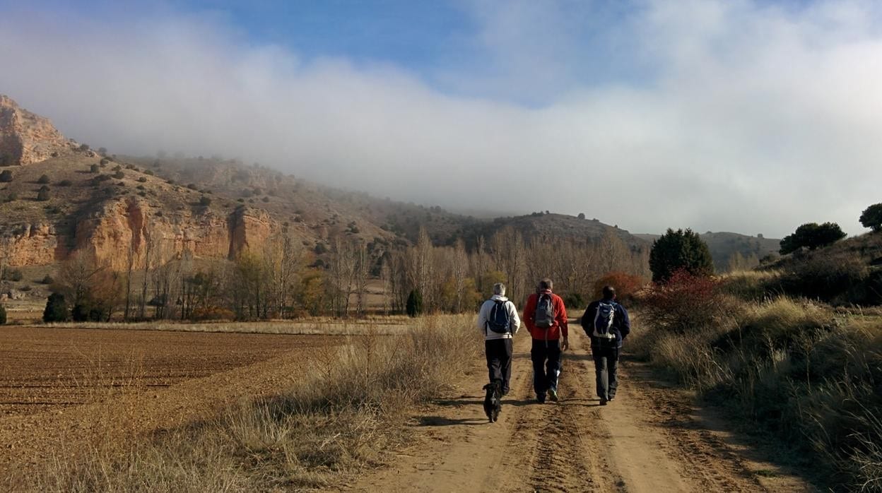 Excursionistas en la ruta de las hoces del río Riaza