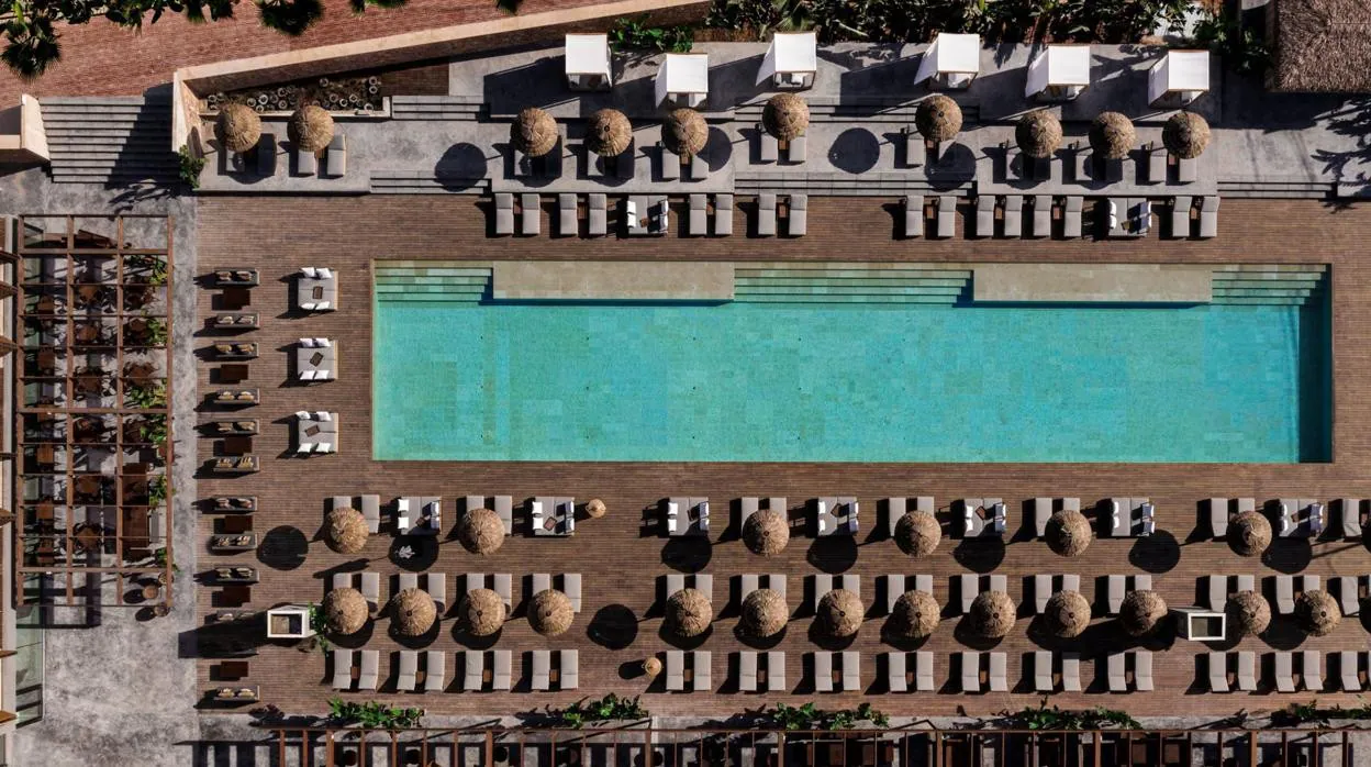 Imagen de la piscina principal del nuevo Oku Ibiza