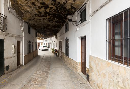 Las calles discurren bajo las rocas de la montaña