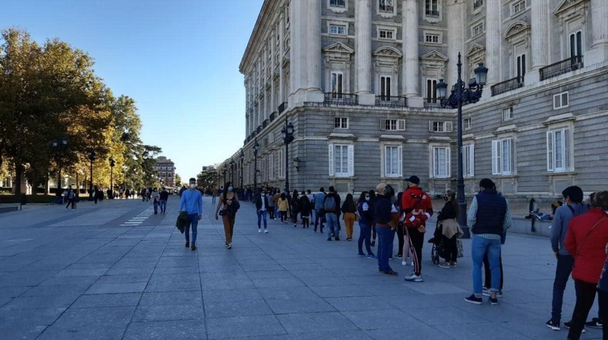Cola de visitantes para entrar el Palacio Real de Madrid