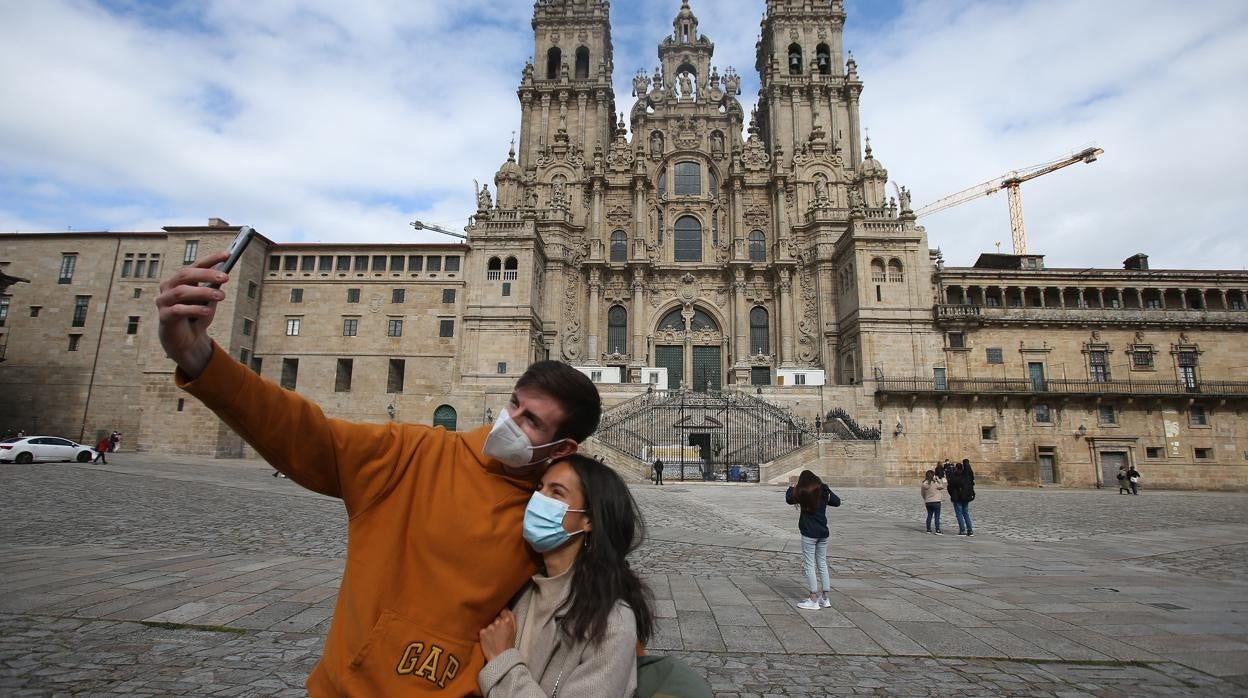 Dos viajeros en la catedral de Santiago de Compostela, este mes de mayo