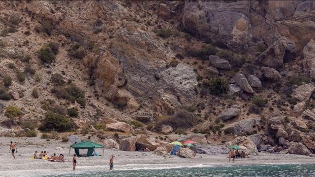 Los mejores arenales de la provincia de Granada para disfrutar de la playa