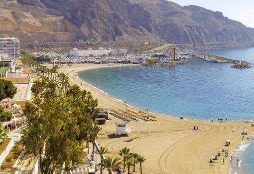 La playa de Aguadulce cuenta con numerosos servicios de ocio para el visitante.