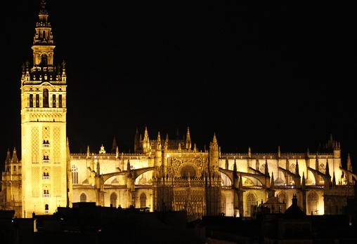 La Giralda y la Catedral, iluminadas de noche