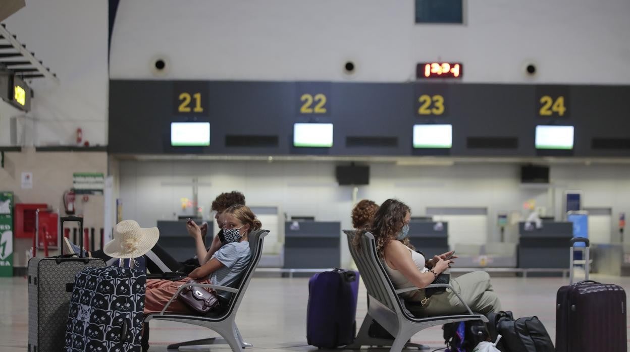 España permite desde este lunes la entrada de viajeros que acrediten estar vacunados