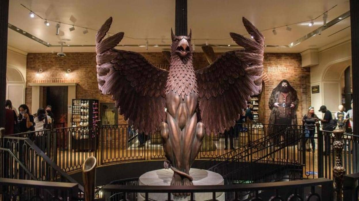 Interior de la nueva tienda de Harry Potter, en Nueva York, con una estatua del ave fénix Fawkes