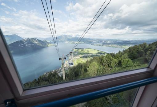 Vista de los lagos de Suiza central desde el monte Rigi, con el tren de cremallera y el funicular