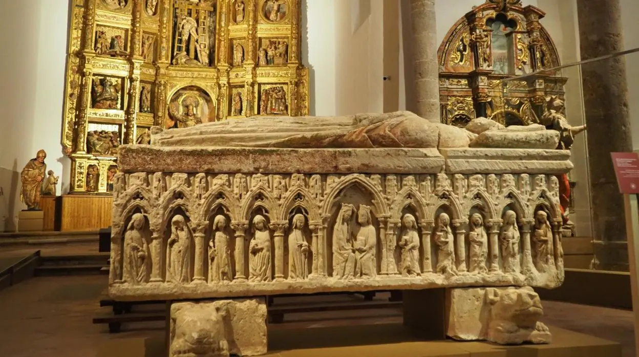 Sepulcro de Don Gonzalo Ximénez de Cisneros, siglo XIII, en el conjunto expositivo de San Pedro, en Cisneros