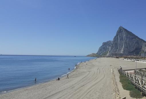 Vista de la playa de Santa Bárbara, en La Línea de la Concepción