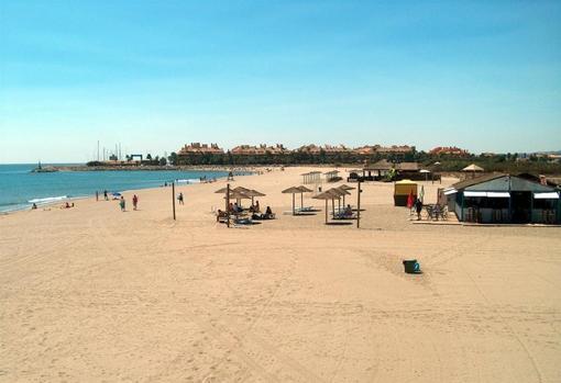 Una playa muy frecuentada es la de Torreguadiaro, en San Roque