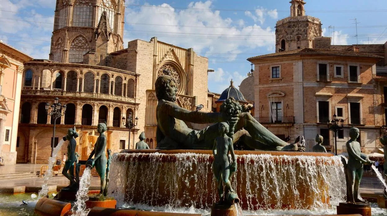 Fuente que representa al río Turia en la Plaza de la Virgen, Valencia