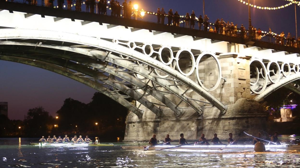 Es muy famosa la regata que anualmente se celebra durante la Velá de Santiago y Santa Ana