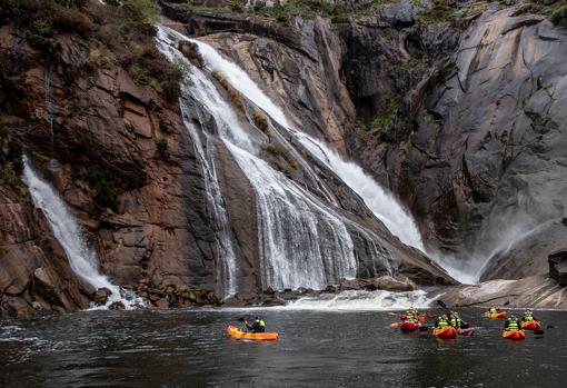 Kayak de AdveturEzaro, con la cascada como telón de fondo