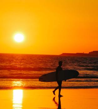 Surfista en una playa de Cádiz