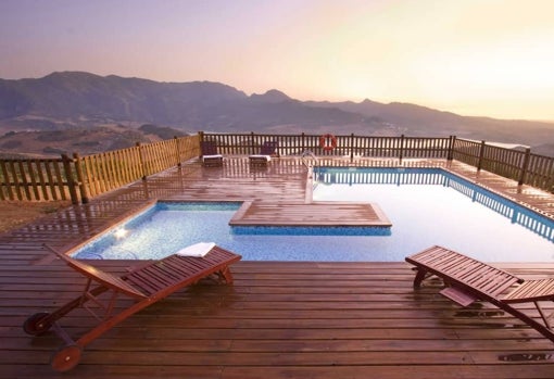 Piscina y vista de la Casa rural en El Gastor, Cádiz