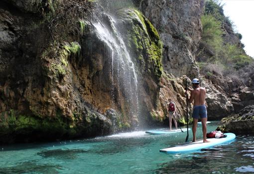 Paddle surf en la cascada de Maro