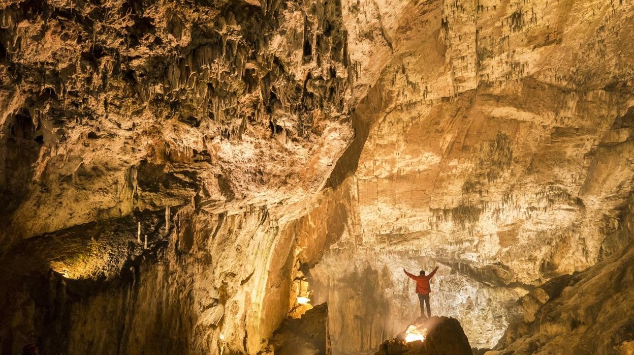 La Cueva de Valporquero permite al visitante un insólito 'viaje al centro de la Tierra'