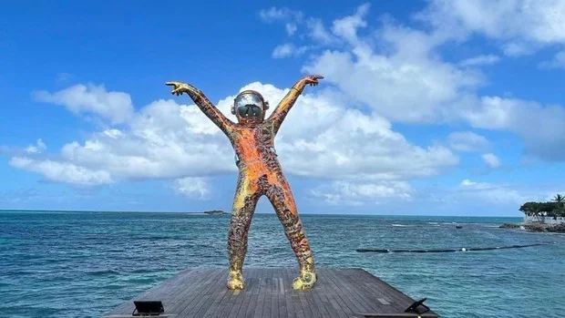 Un astronauta en el Caribe y otras enormes esculturas creadas en hoteles